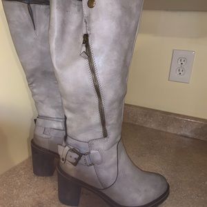 Boots grey colored